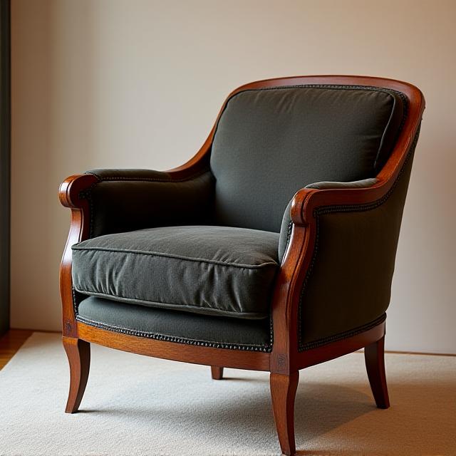Poltrona Bergère dopo il restauro, con nuovo tessuto elegante e legno lucido.